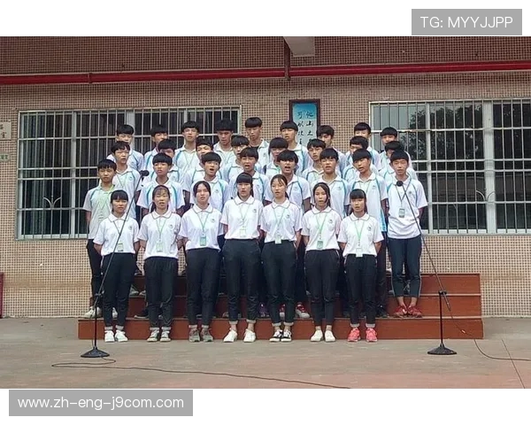 班级足球助威主题创意绘画作品全面展现青春团魂风采魅力篇章绽放